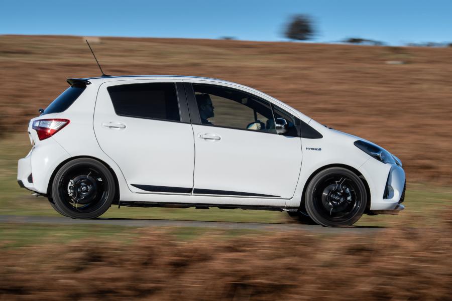  Toyota Yaris Hybrid GR Sport 2019 года  (UK) (фото 18 из 40)